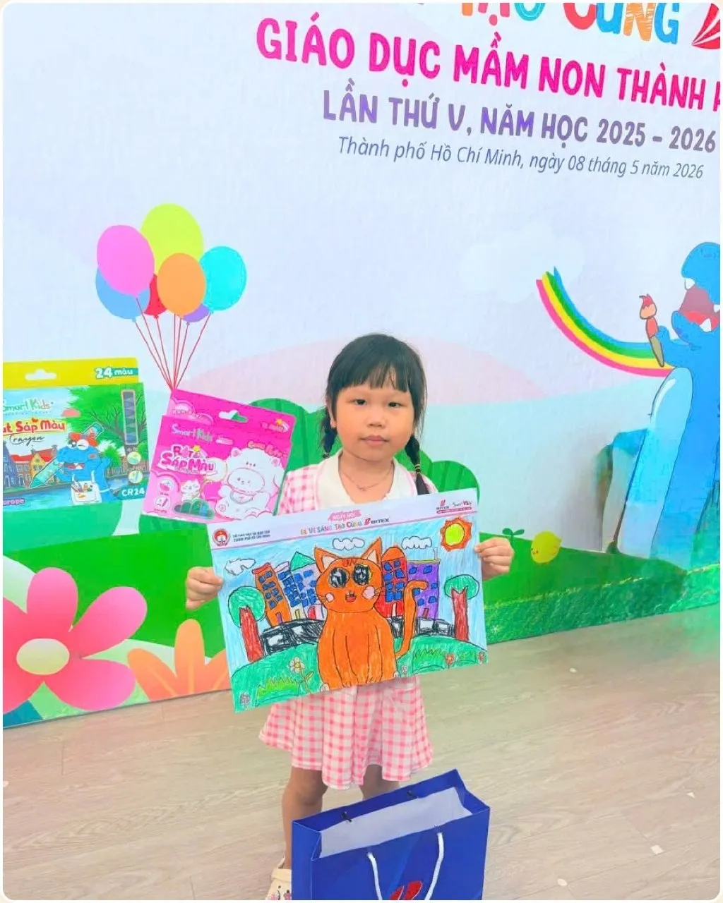 24 Art Tan Phu student receiving an art competition award