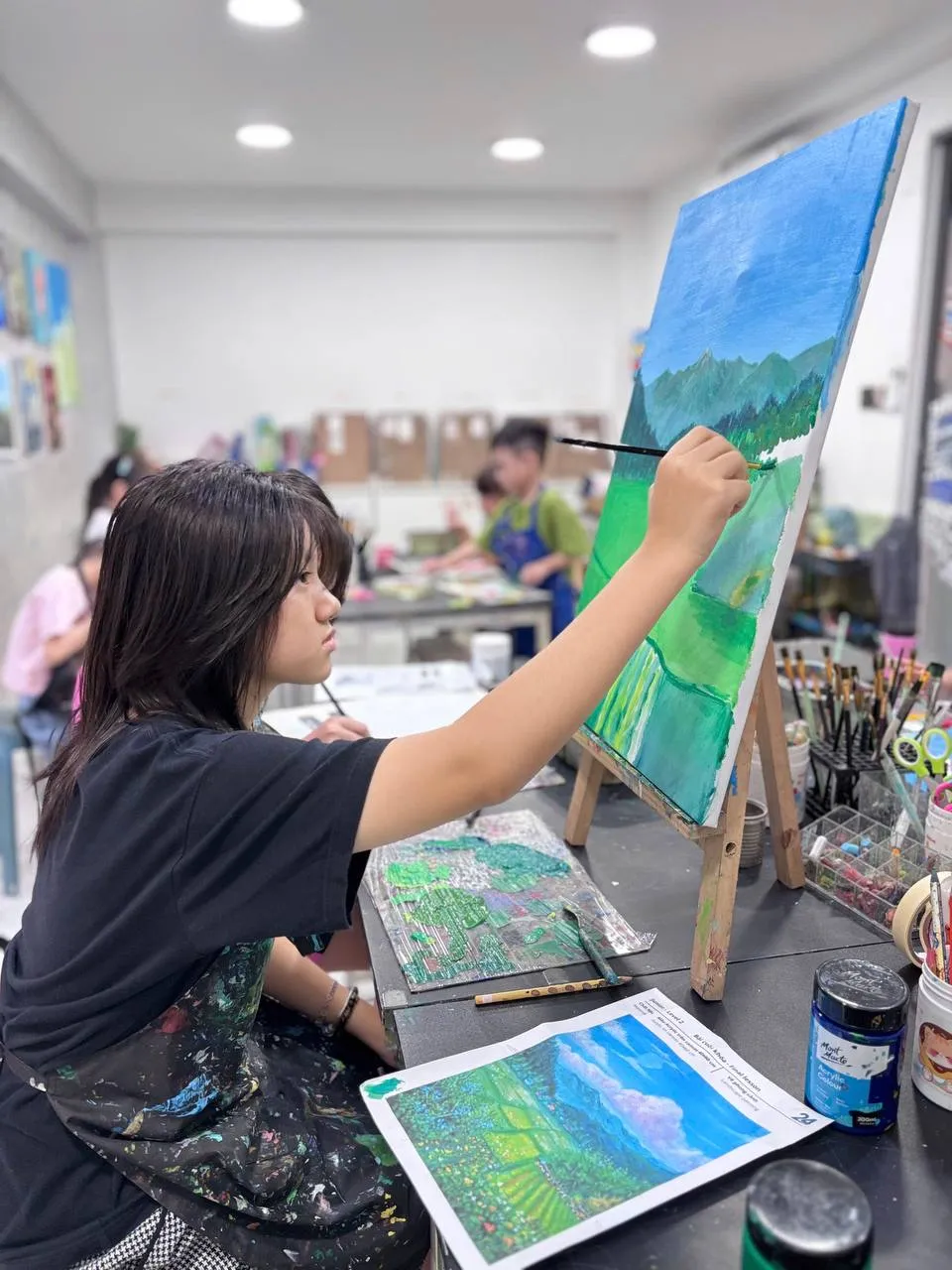 Student attending an art class at 24 Art Tan Phu
