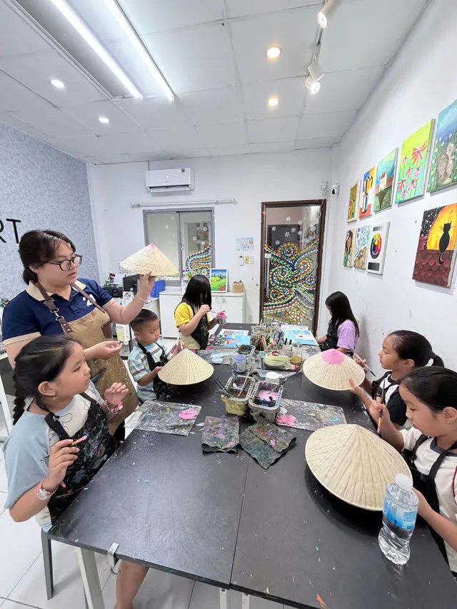 Lớp vẽ song ngữ cho trẻ em tại Tân Bình - 24Art Tân Bình