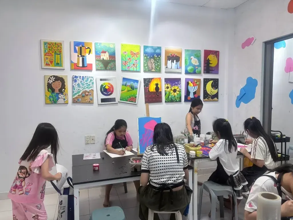 Học viên tham gia lớp vẽ thiếu nhi tại 24 Art Tân Bình
