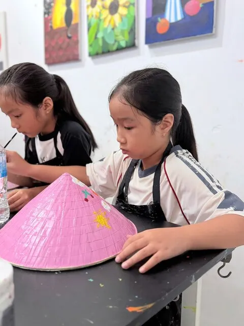 Học viên tham gia workshop vẽ nón lá tại Tân Bình