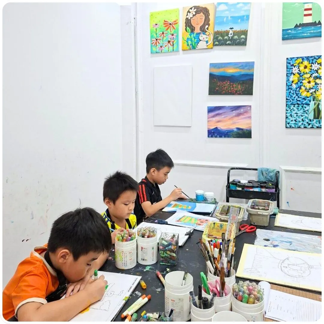 Students are attending a 24Art class.