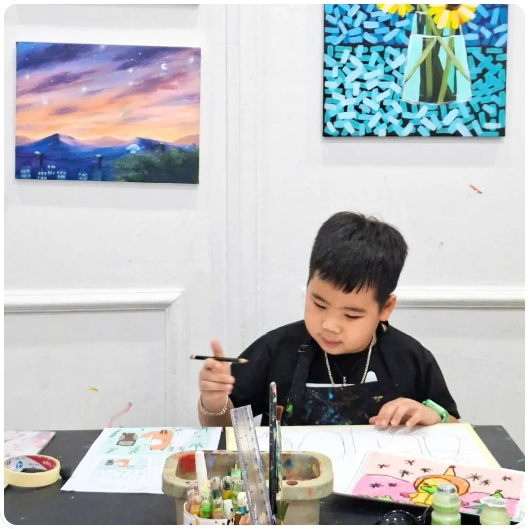 Một học viên 24Art đang vẽ