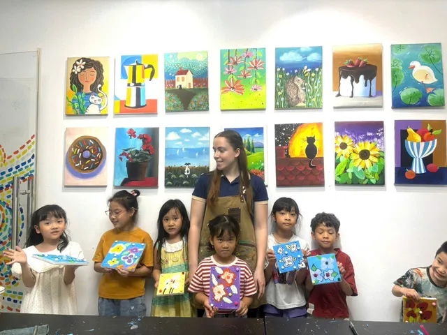 Canvas painting workshop with a foreign instructor